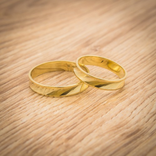 Złote diamentowane obrączki ślubne 585 MARKO