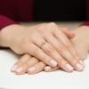 Złoty pierścionek 585 z brylantami 0,11ct Galaktyki, prezentowany na dłoni z jasnym manicure produktu W0419.Z3.DIW.01