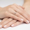 Klasyczny pierścionek zaręczynowy z cyrkonią Krystaliczna z białego złota, prezentowany na dłoni produktu W335-333-C