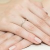 Srebrny pierścionek z diamentem, prezentowany na dłoni produktu P087-333-C