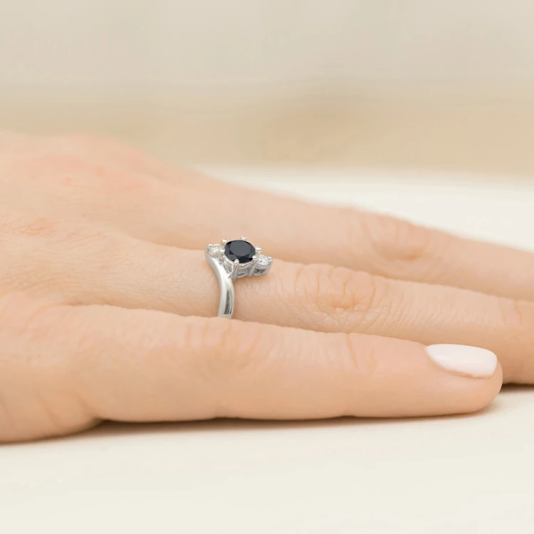 Pierścionek z białego złota z czarnym brylantem 0,50ct i brylantami Triola P038-B585-CB0.50 marko
