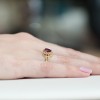 Złoty pierścionek zaręczynowy z rubinem 1,10ct Dynastia, prezentowany na dłoni produktu W0310.Z3.RUR.01