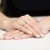 Klasyczny pierścionek zaręczynowy z cyrkonią Krystaliczna z białego złota, prezentowany na dłoni z pastelowym manicure produktu W335-333-C