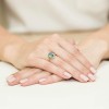 Złoty pierścionek zaręczynowy topaz Swiss 3,00ct brylanty z kolekcji Kultowa, prezentowany na dłoni produktu W0150.Z3.TOB.01