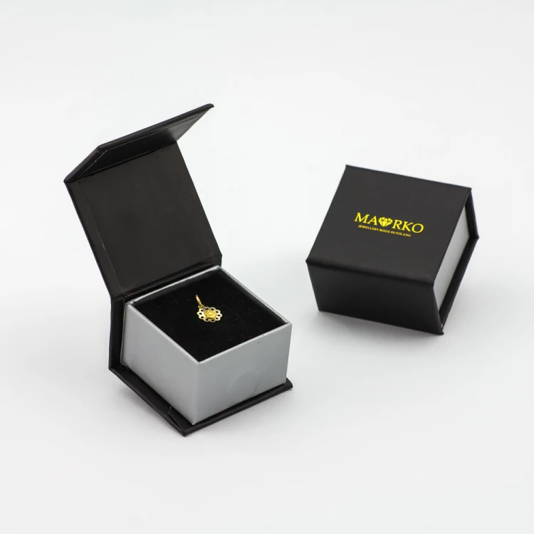 Złoty medalik Matka Boska Bolesna diamentowany 585 MARKO
