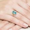 Złoty pierścionek zaręczynowy topaz Swiss 3,00ct brylanty z kolekcji Kultowa, prezentowany na dłoni produktu W0150.Z3.TOB.01