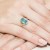 Złoty pierścionek zaręczynowy topaz Swiss 3,00ct brylanty z kolekcji Kultowa, prezentowany na dłoni produktu W0150.Z3.TOB.01
