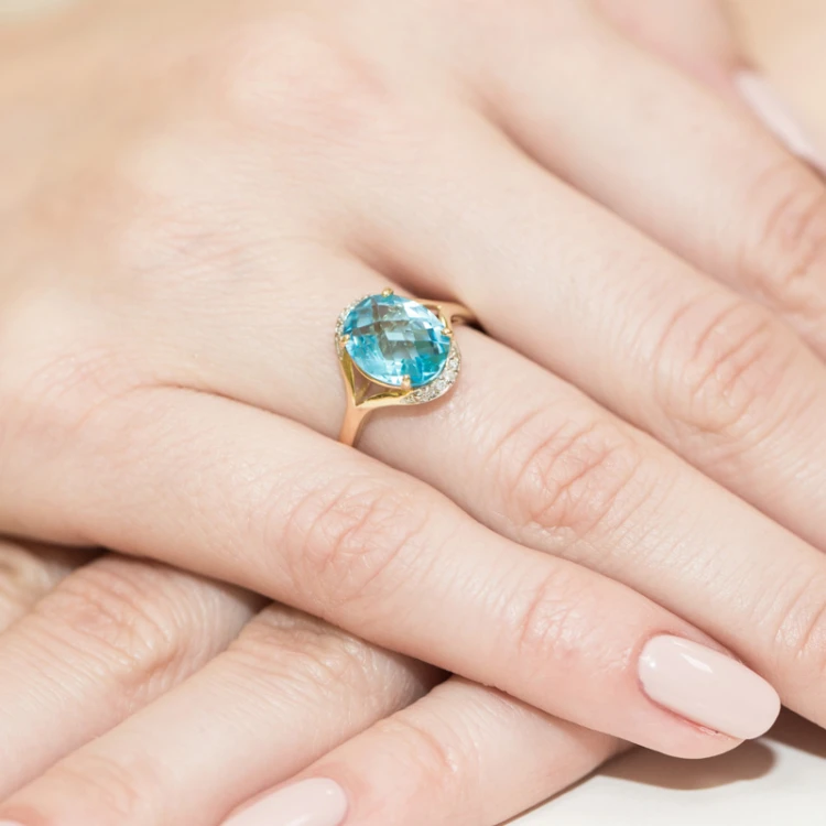 Złoty pierścionek zaręczynowy topaz Swiss 3,00ct brylanty z kolekcji Kultowa, prezentowany na dłoni produktu W0150.Z3.TOB.01