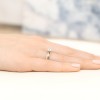 Elegancki pierścionek z białego złota z diamentem i brylantami z kolekcji Krystaliczna, prezentowany na dłoni produktu EP069-333