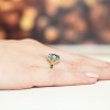 Złoty pierścionek zaręczynowy topaz Swiss 3,00ct brylanty z kolekcji Kultowa, prezentowany na dłoni produktu W0150.Z3.TOB.01