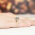 Złoty pierścionek zaręczynowy topaz Swiss 3,00ct brylanty z kolekcji Kultowa, prezentowany na dłoni produktu W0150.Z3.TOB.01