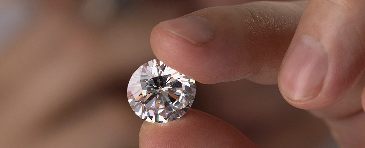 Czystość diamentu. Diament w dłoni
